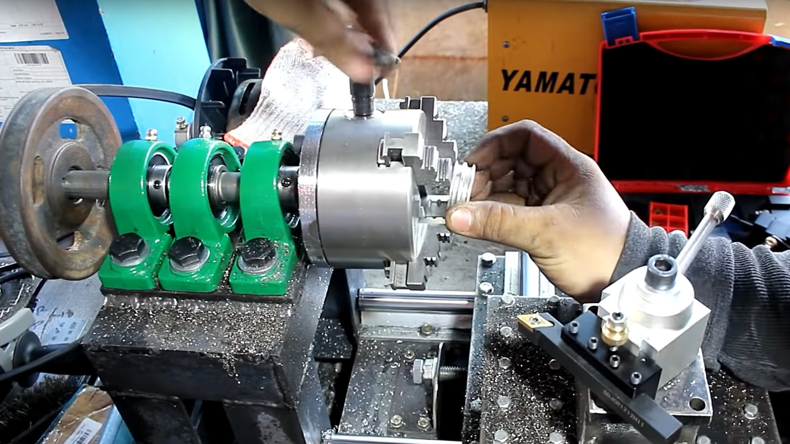 how do lathes work